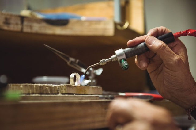 Bespoke vs Ready-Made Engagement Rings: What’s the Real Difference?