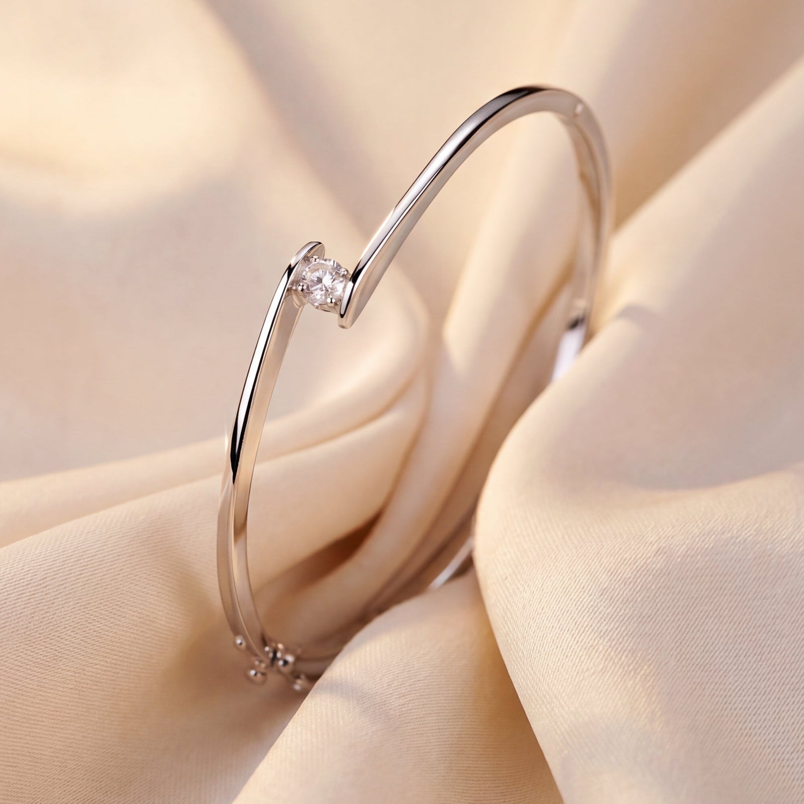 18ct white gold bangle with a round brilliant cut diamond